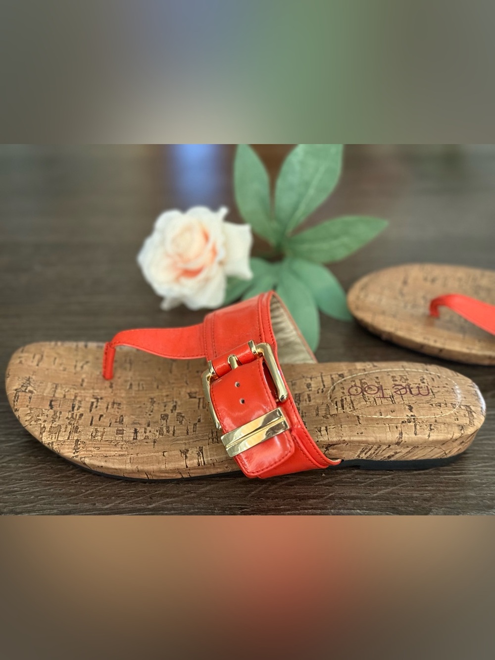 Me Too Orange Thong Sandals Women’s 9.5 Gold Buckle Cork Footbed
